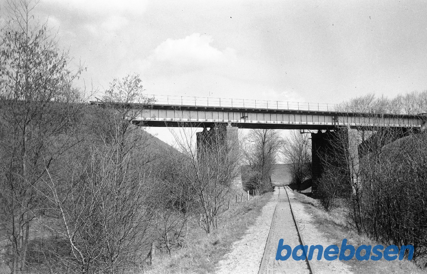 Roebane-spor under DSB-bro og over Vårby å Roebane-spor under DSB-bro og over Vårby å
