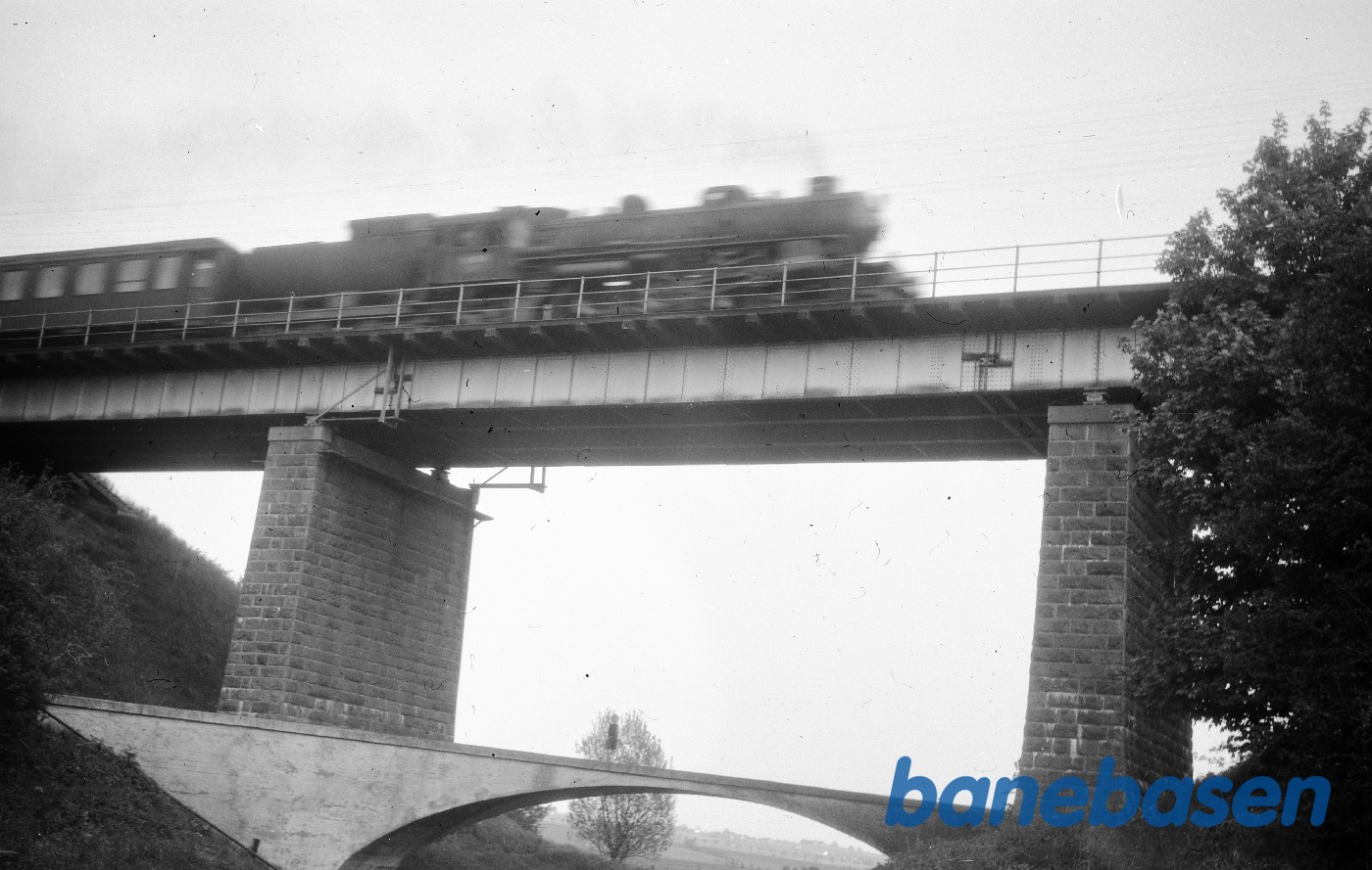 E-maskine med persontog fra vest passerer broen over Vårby å E-maskine med persontog fra vest passerer broen over Vårby å