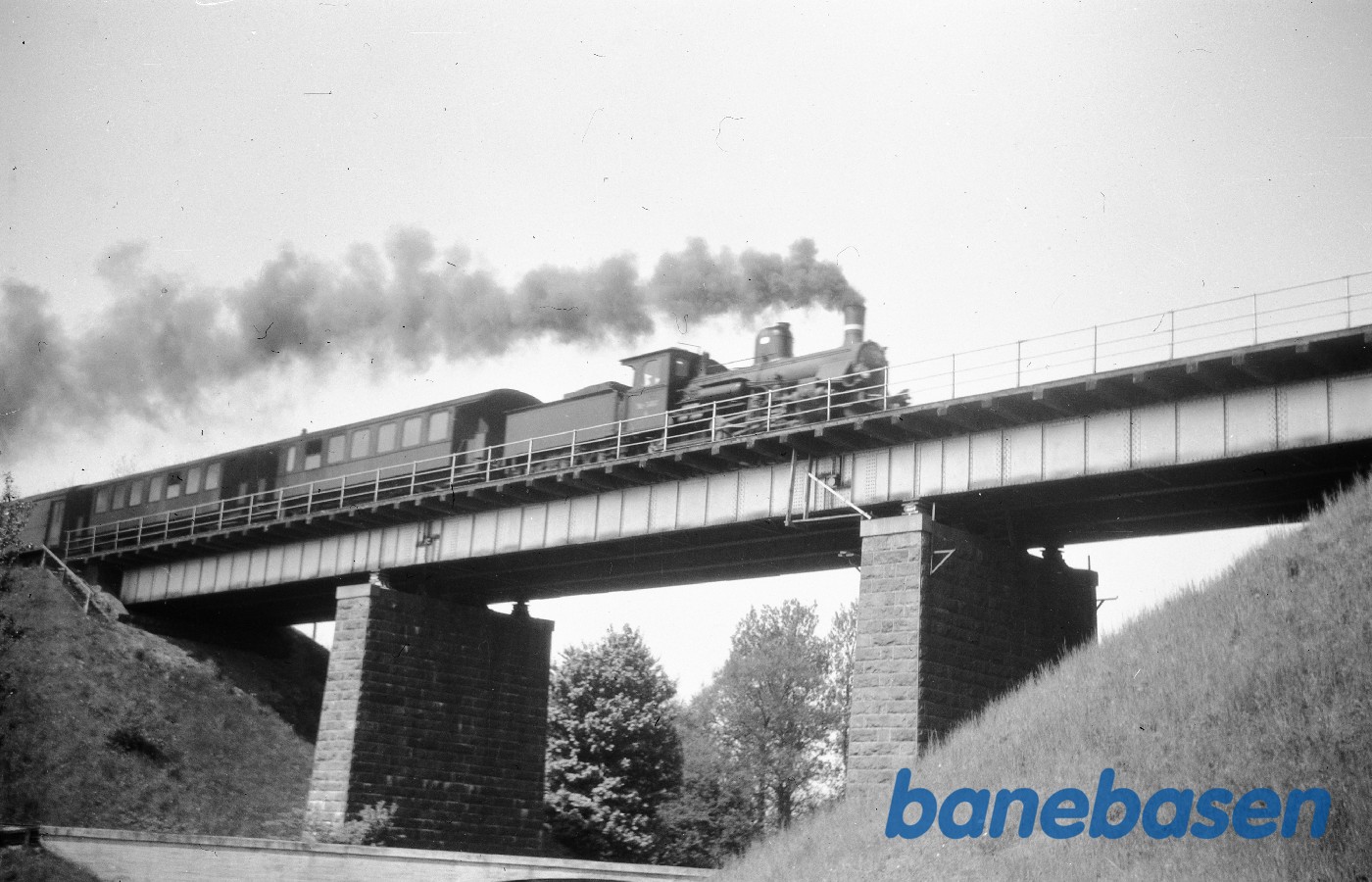 K-maskine med persontog fra vest passerer broen over Vårby å K-maskine med persontog fra vest passerer broen over Vårby å