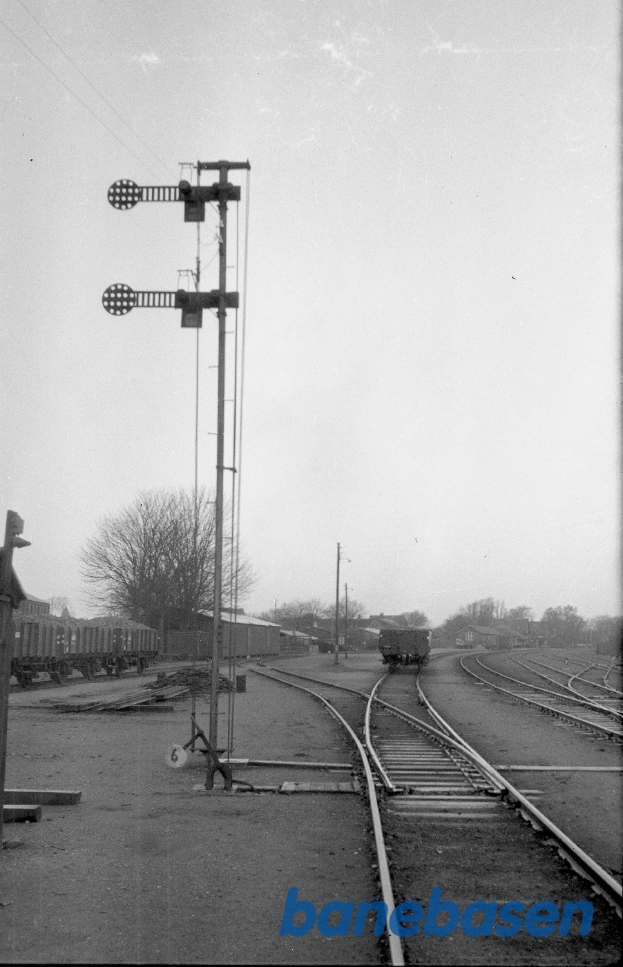 Signalmast med to armsignaler Signalmast med to armsignaler