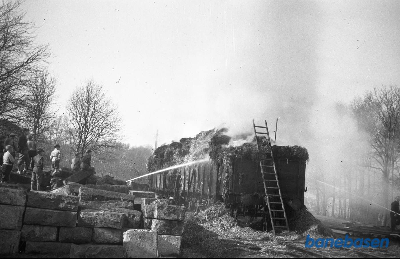 Brand i 2 godsvogne (SJ O og DSB PB) læsset med halm