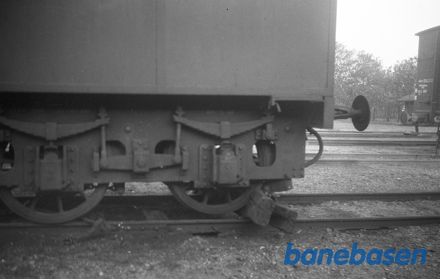 Tender K 564 efter at have påkørt dobbelthund og svellekryds Tender K 564 efter at have påkørt dobbelthund og svellekryds