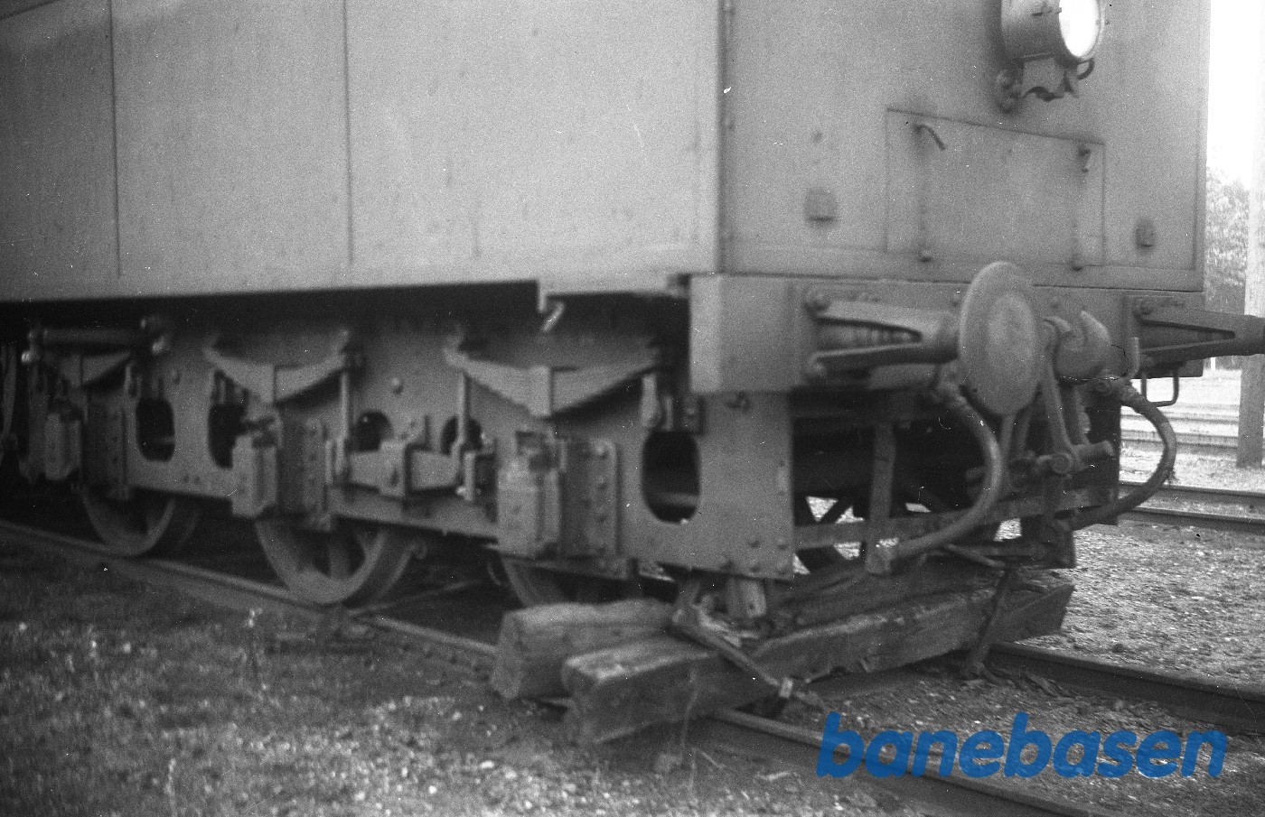Tender K 564 efter at have påkørt dobbelthund og svellekryds Tender K 564 efter at have påkørt dobbelthund og svellekryds