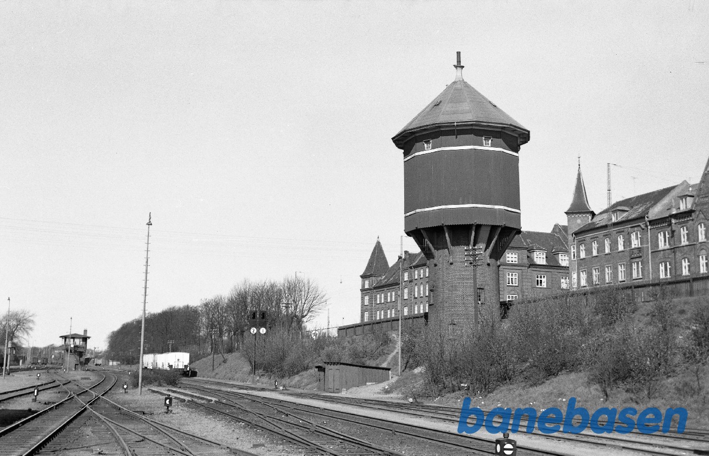 Randers station, nord-ende med vandtårn, TU-signaler og signalpost Randers station, nord-ende med vandtårn, TU-signaler og signalpost