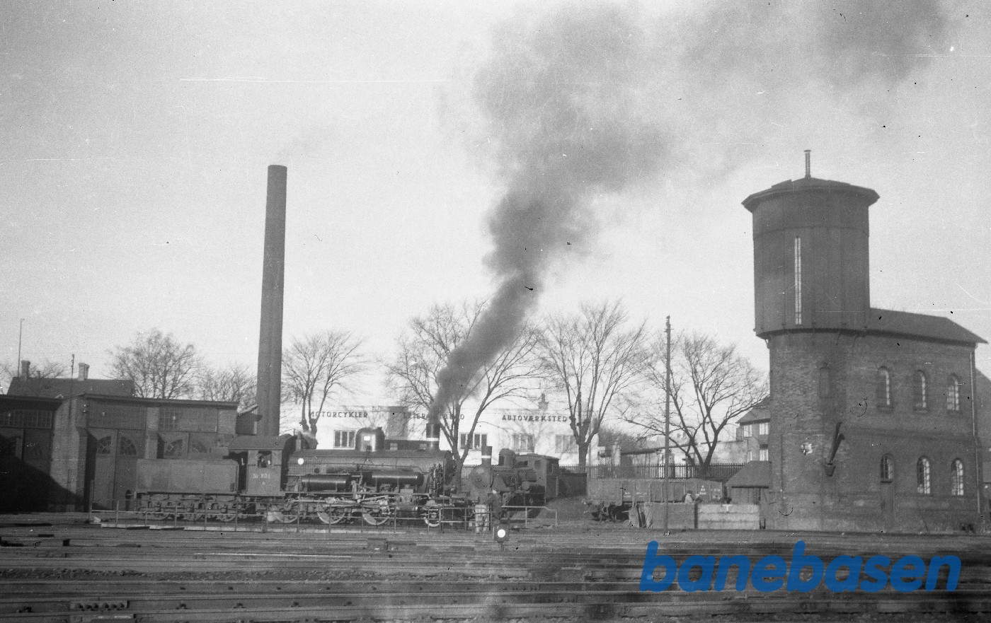 Remise og vandtårn, D 834 på drejeskiven (set på afstand) Remise og vandtårn, D 834 på drejeskiven (set på afstand)