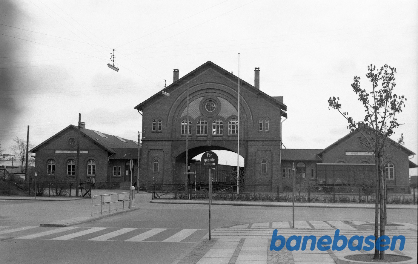 Godsekspeditionsbygning "Triumfbuen" med drejeskive, QGB 33006 + QHL 32658 Godsekspeditionsbygning "Triumfbuen" med drejeskive, QGB 33006 + QHL 32658