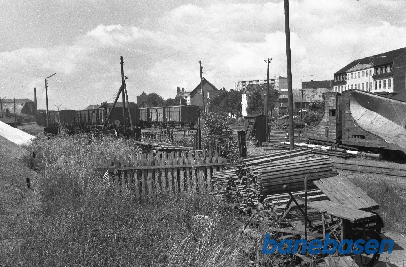 Nørresundby havn station med hensatte godsvogne og sneplove (Plov 2 og 5) Nørresundby havn station med hensatte godsvogne og sneplove (Plov 2 og 5)