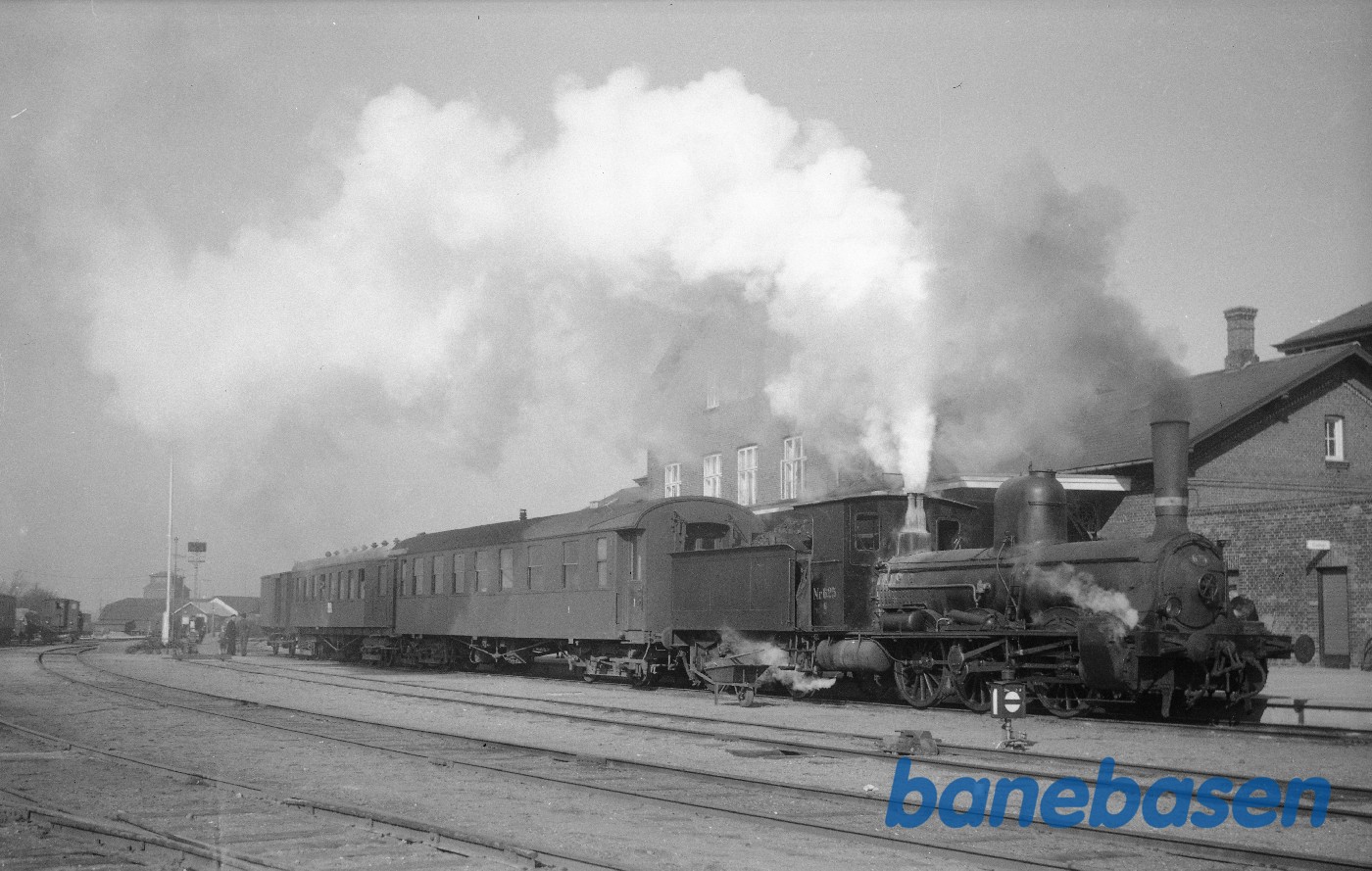 G 625 med tog 151 klar til afgang G 625 med tog 151 klar til afgang