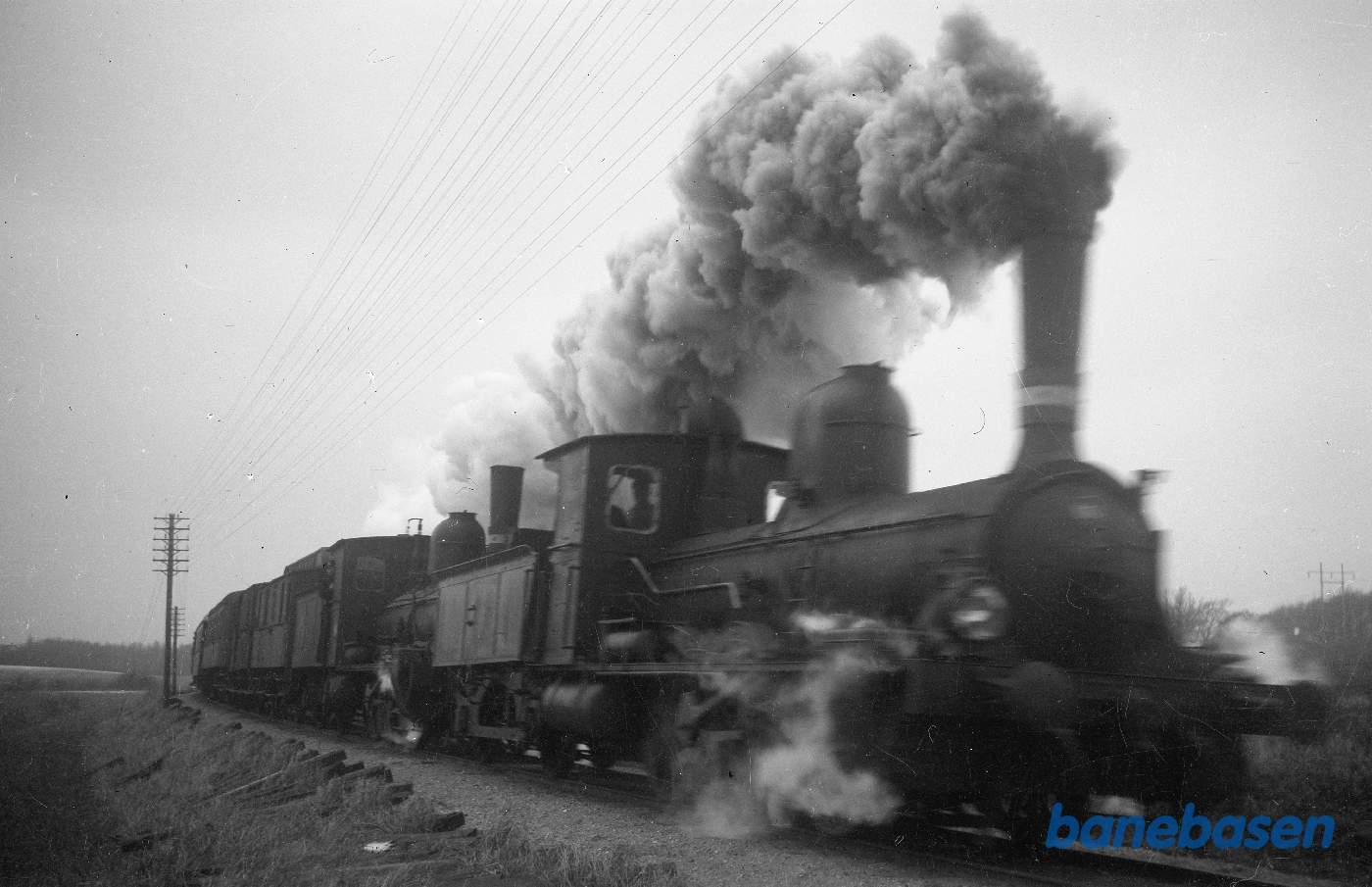 To G-maskiner i forspand med tog 151