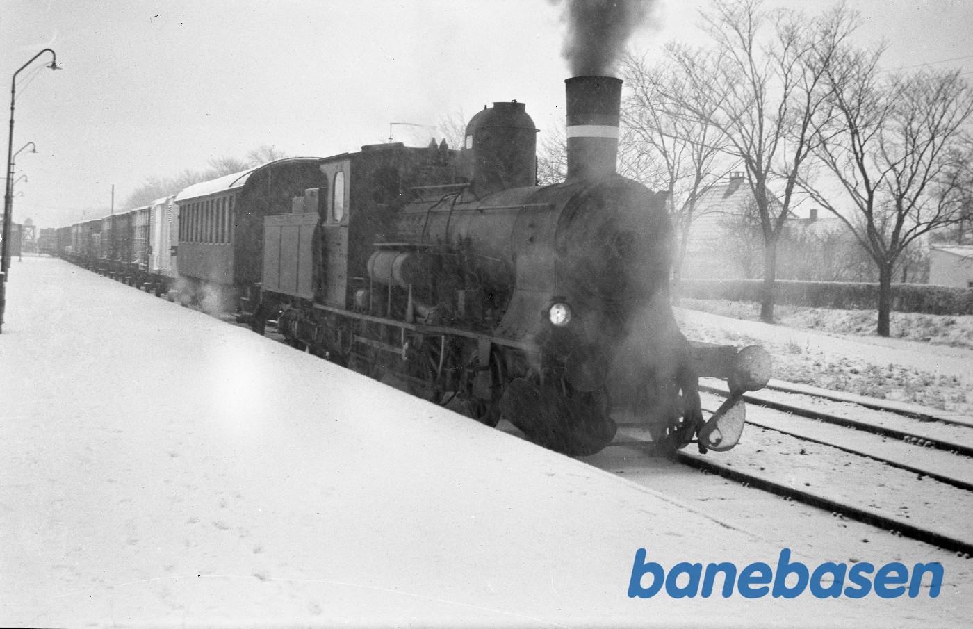 Damplokomotiv C 702 med tog 2815 på Høng station Damplokomotiv C 702 med tog 2815 på Høng station