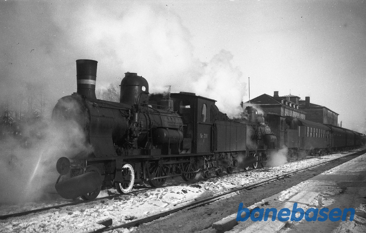 C 710 + 701 i forspand foran tog 235 C 710 + 701 i forspand foran tog 235