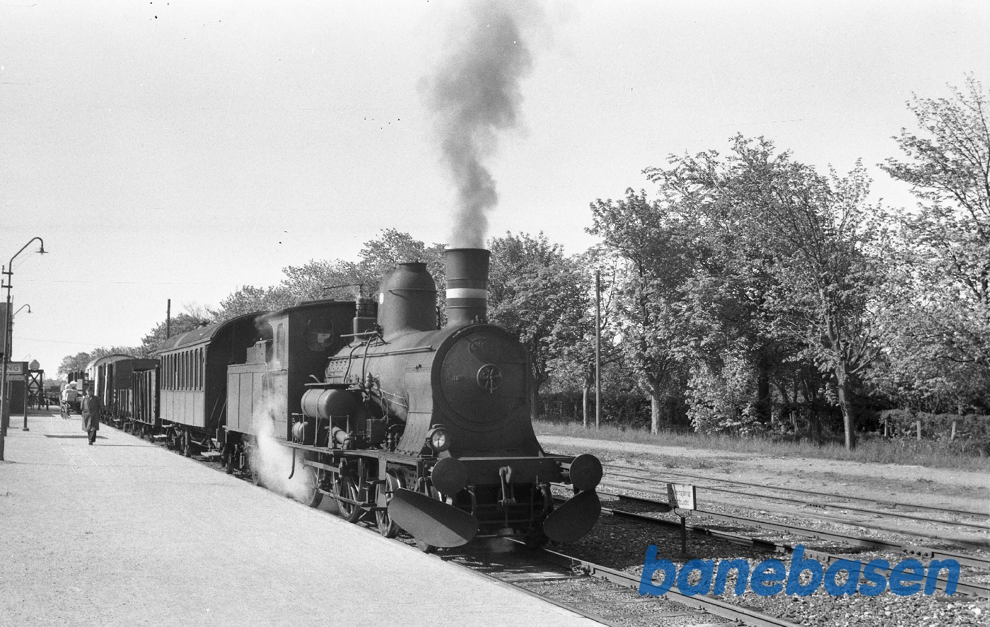 Damplokomotiv C 709 med tog 2815 på Høng station Damplokomotiv C 709 med tog 2815 på Høng station