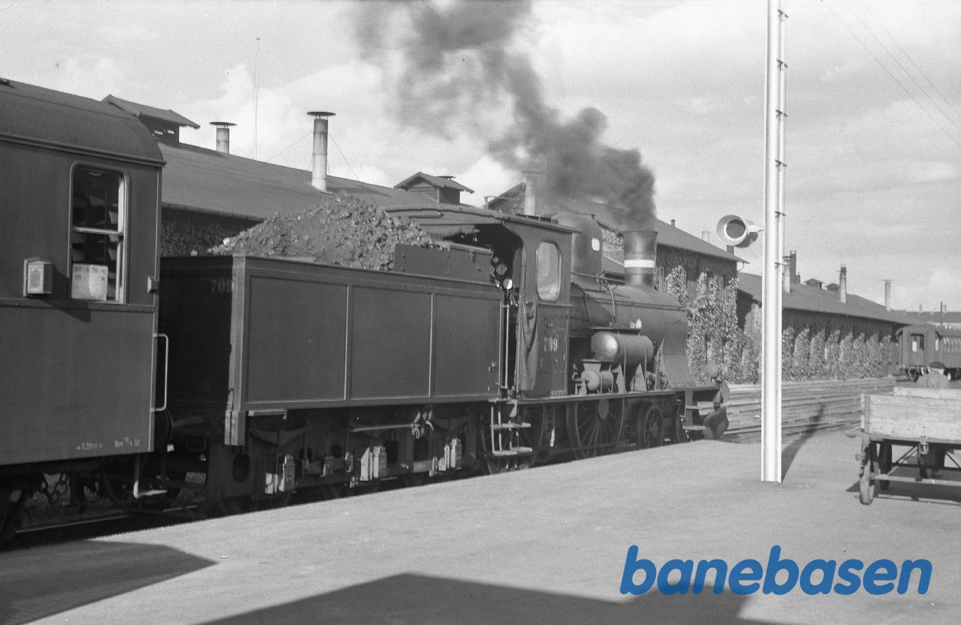 Damplokomotiv C 709 med tog 254 i Kalundborg Damplokomotiv C 709 med tog 254 i Kalundborg