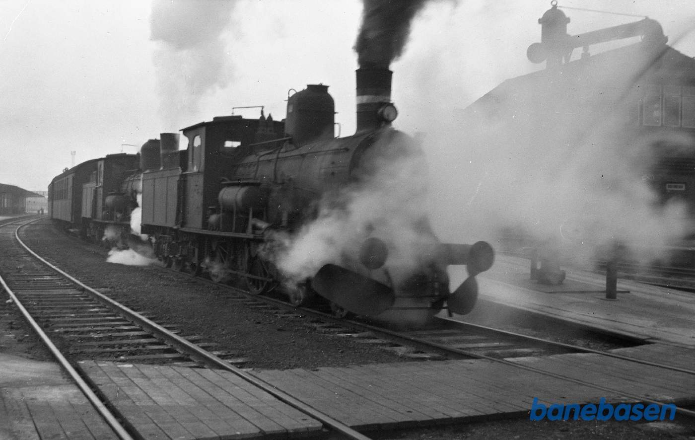 2 C-maskiner i forspand med persontog mod København 2 C-maskiner i forspand med persontog mod København