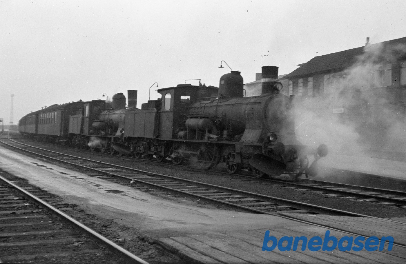 2 C-maskiner i forspand med persontog mod København 2 C-maskiner i forspand med persontog mod København