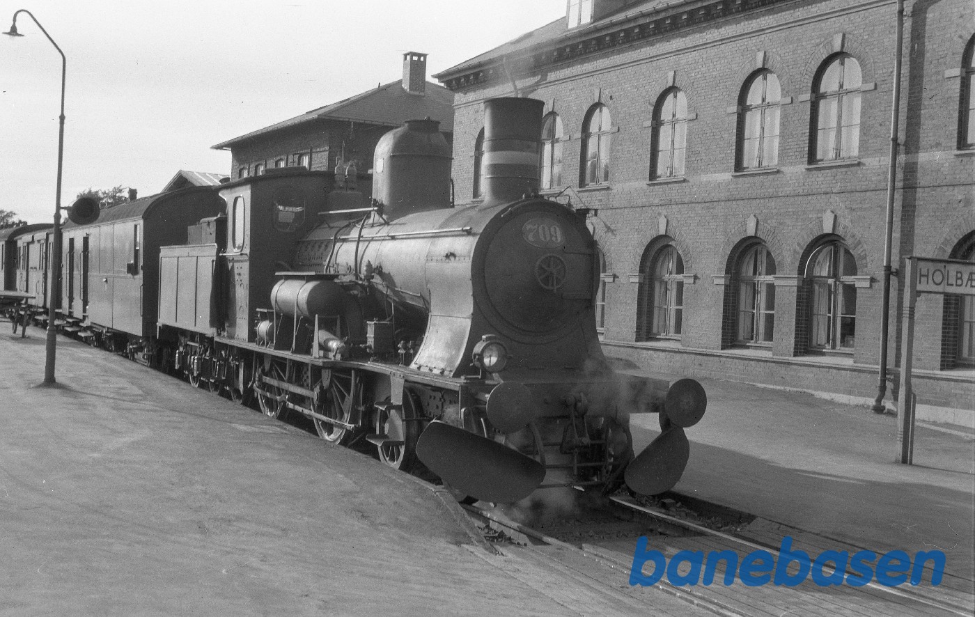 Damplokomotiv C 709 med tog 254 i Kalundborg Damplokomotiv C 709 med tog 254 i Kalundborg
