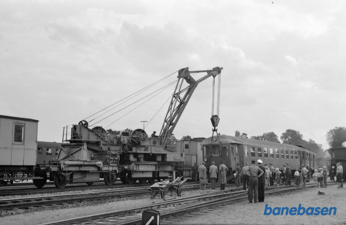 Hjælpekran i arbejde med sporsætning af CLS-styrevogn efter rangeruheld