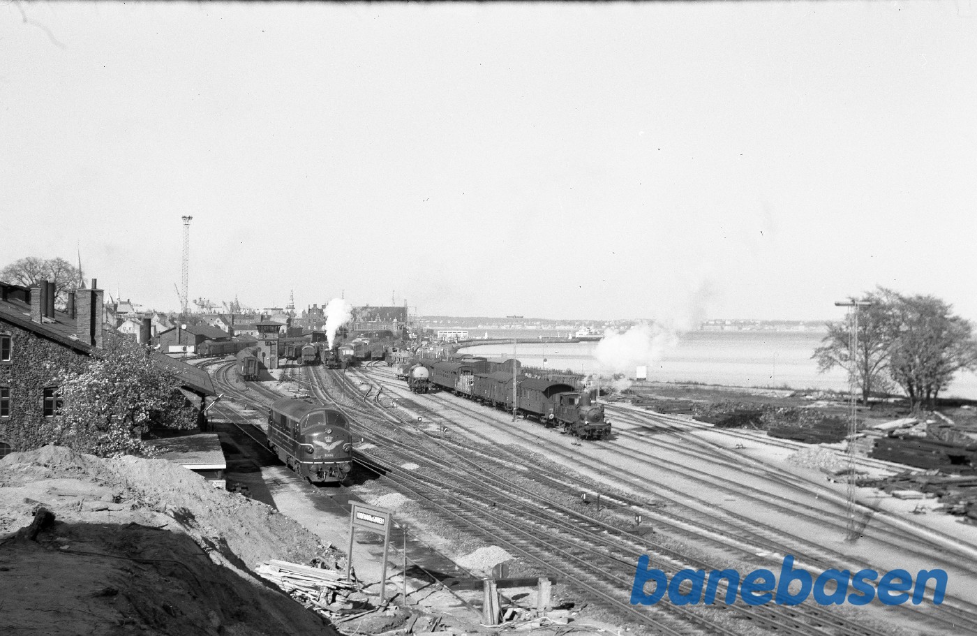 Vue over Helsingør station, MX 1005, C 710 med godstog, F-mask. rangerer Vue over Helsingør station, MX 1005, C 710 med godstog, F-mask. rangerer