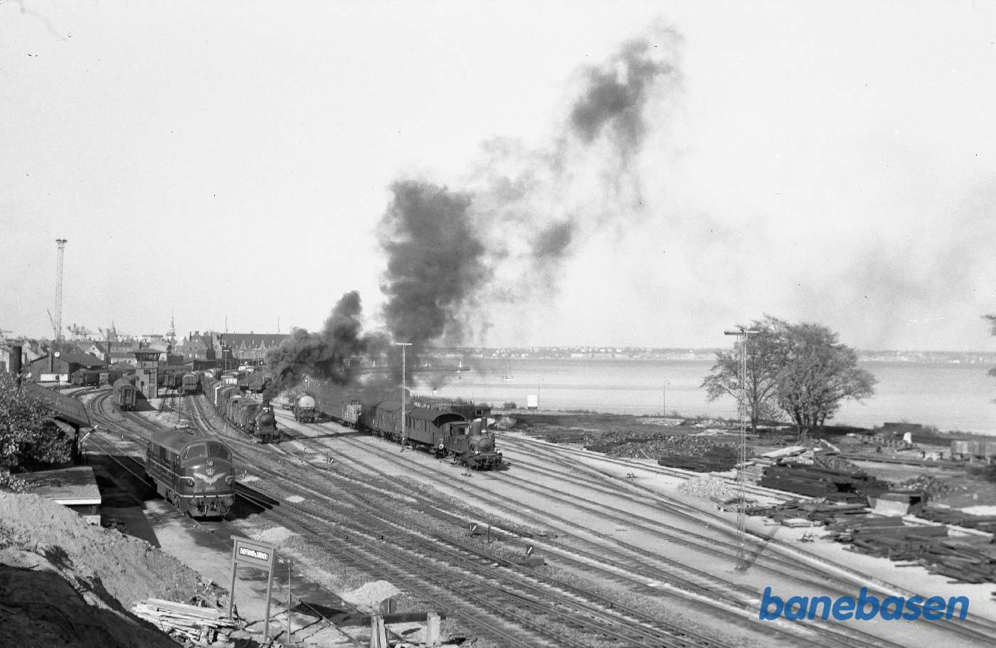 Vue over Helsingør station, MX 1005, C 710 med godstog, F-mask. rangerer