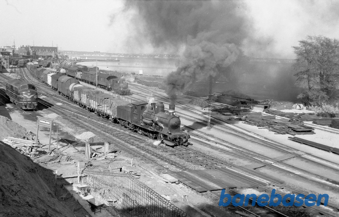 Vue over Helsingør station, MX 1005, C 710 med godstog, F-mask. rangerer Vue over Helsingør station, MX 1005, C 710 med godstog, F-mask. rangerer