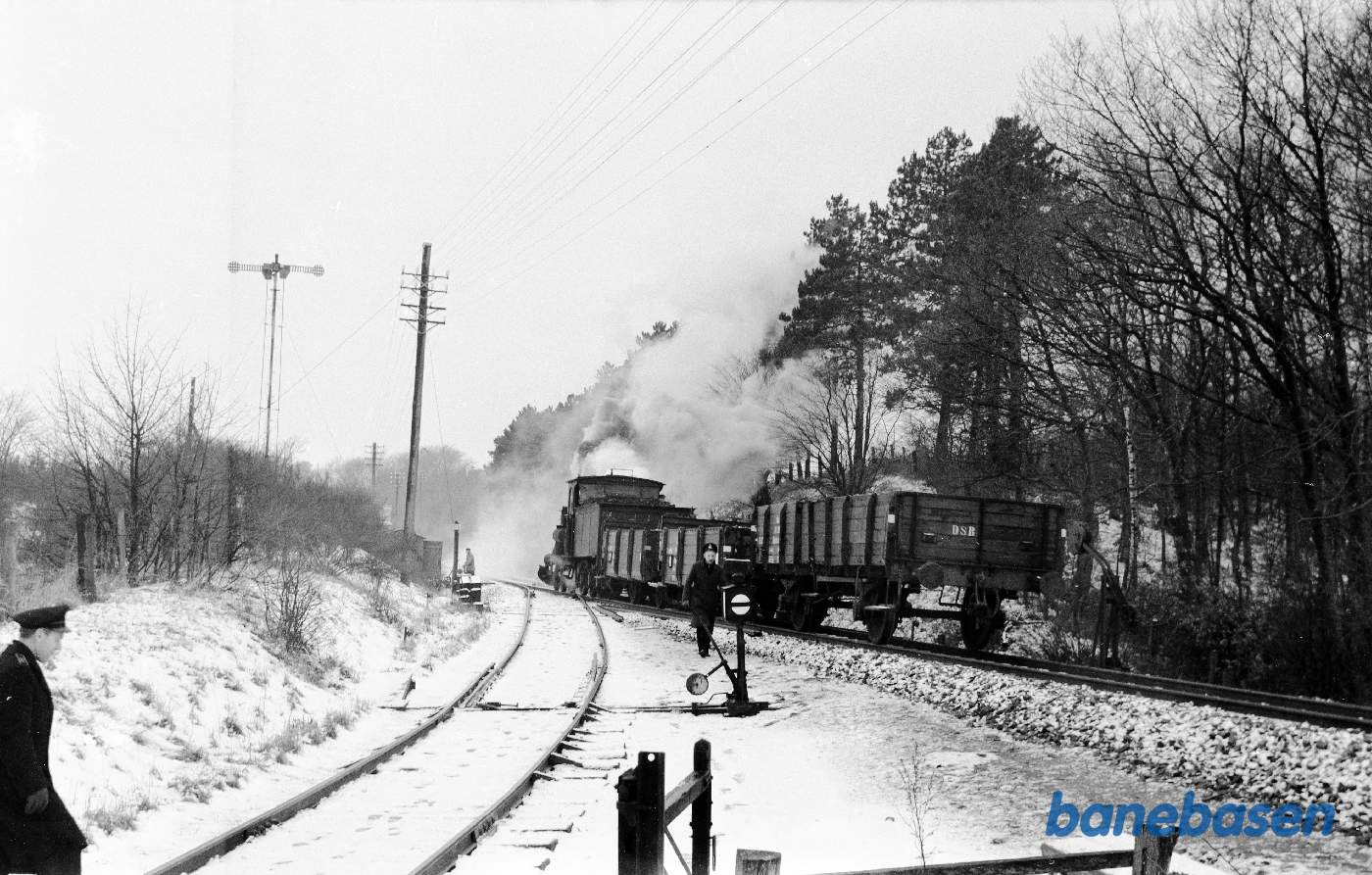 C 712 rangerer med godsvogne