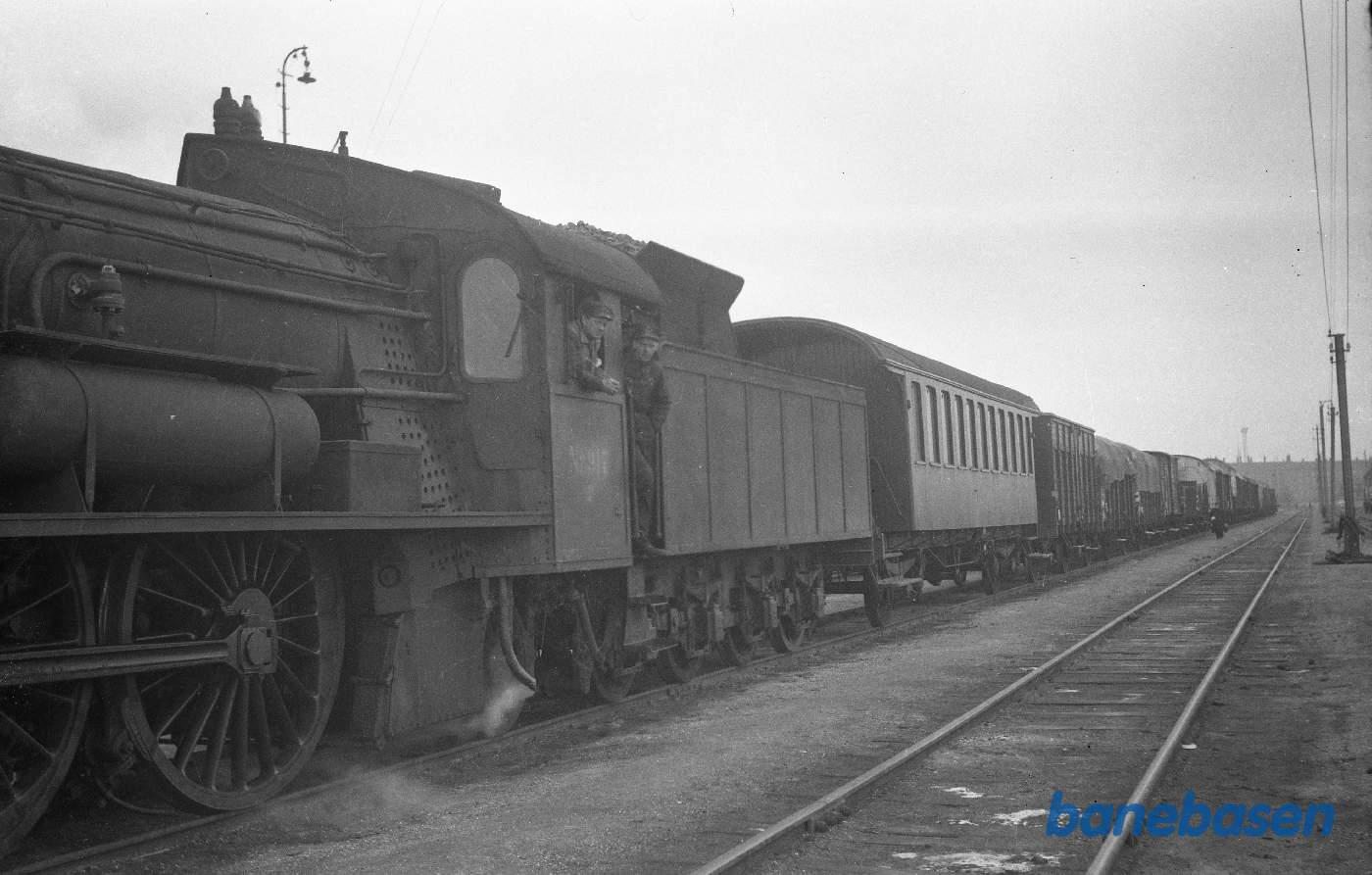 P 917 med godstog klar til afgang