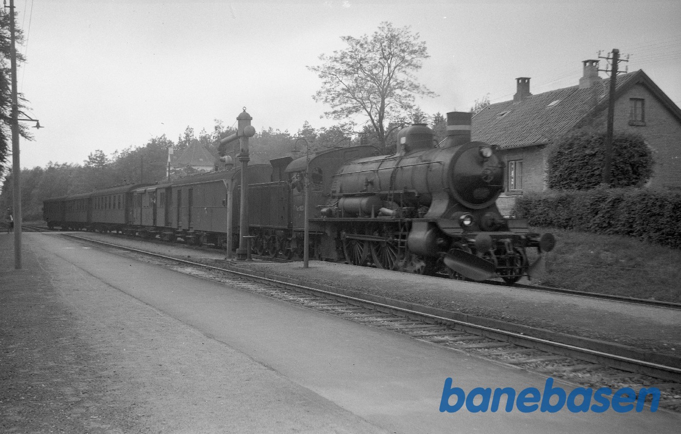 Damplokomotiv P 913 med tog 244 i Jyderup Damplokomotiv P 913 med tog 244 i Jyderup