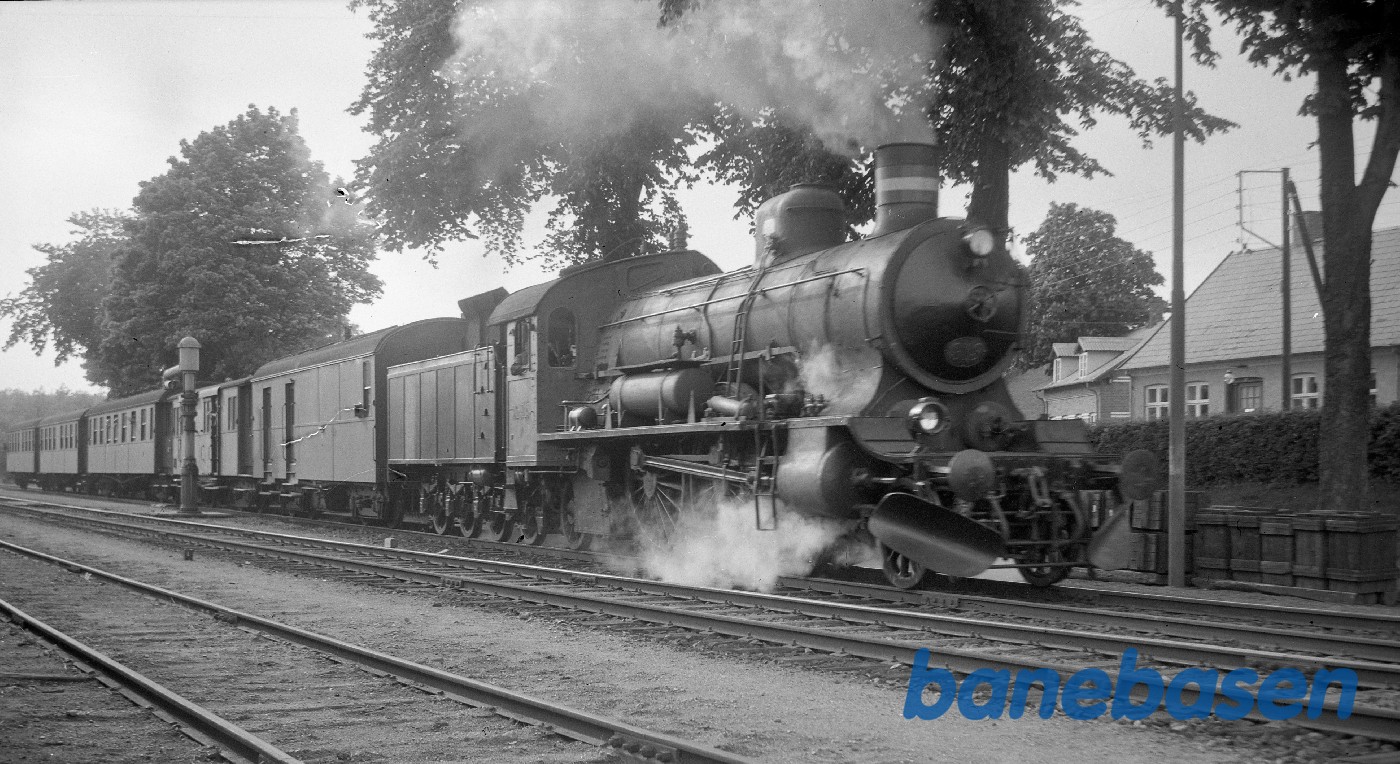 Damplokomotiv P 913 med tog 244 iJyderup Damplokomotiv P 913 med tog 244 iJyderup