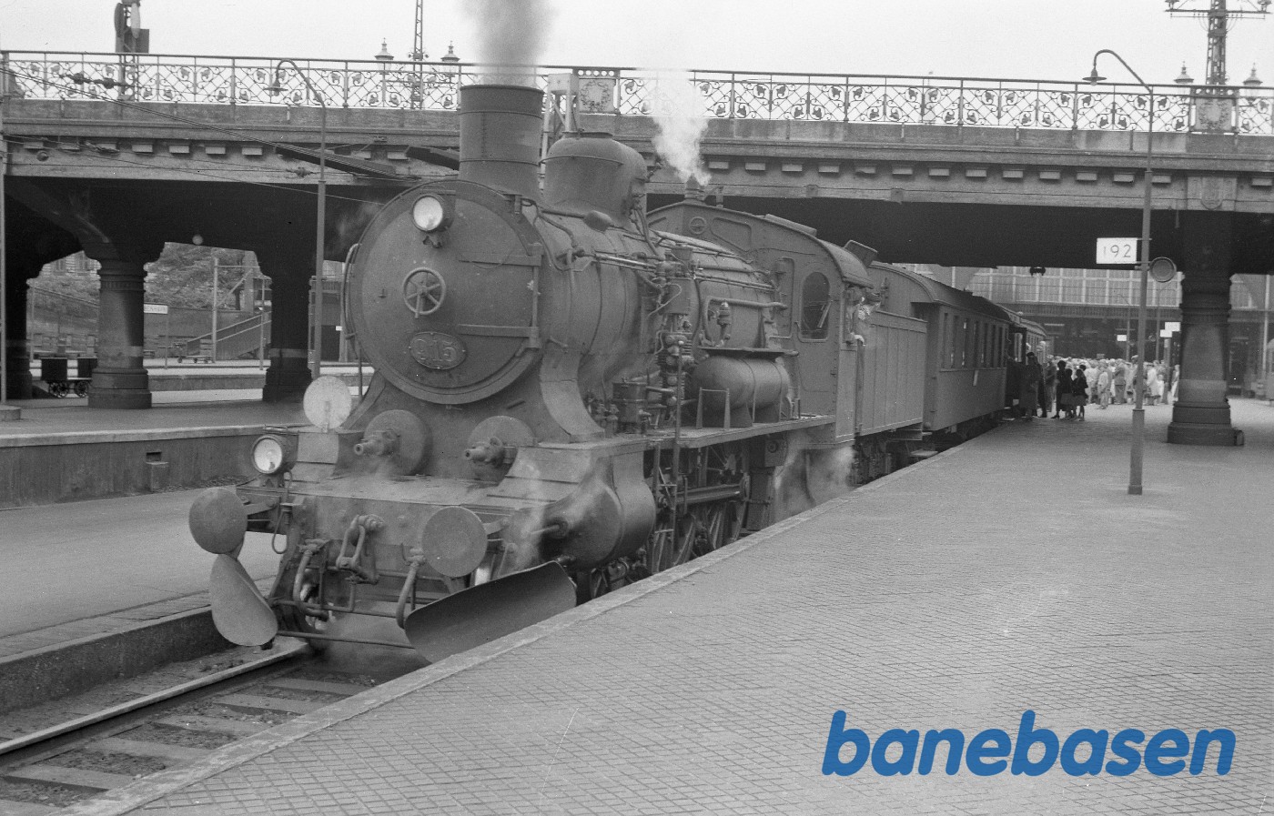 Damplokomotiv P 915 med særtog ved perron Damplokomotiv P 915 med særtog ved perron