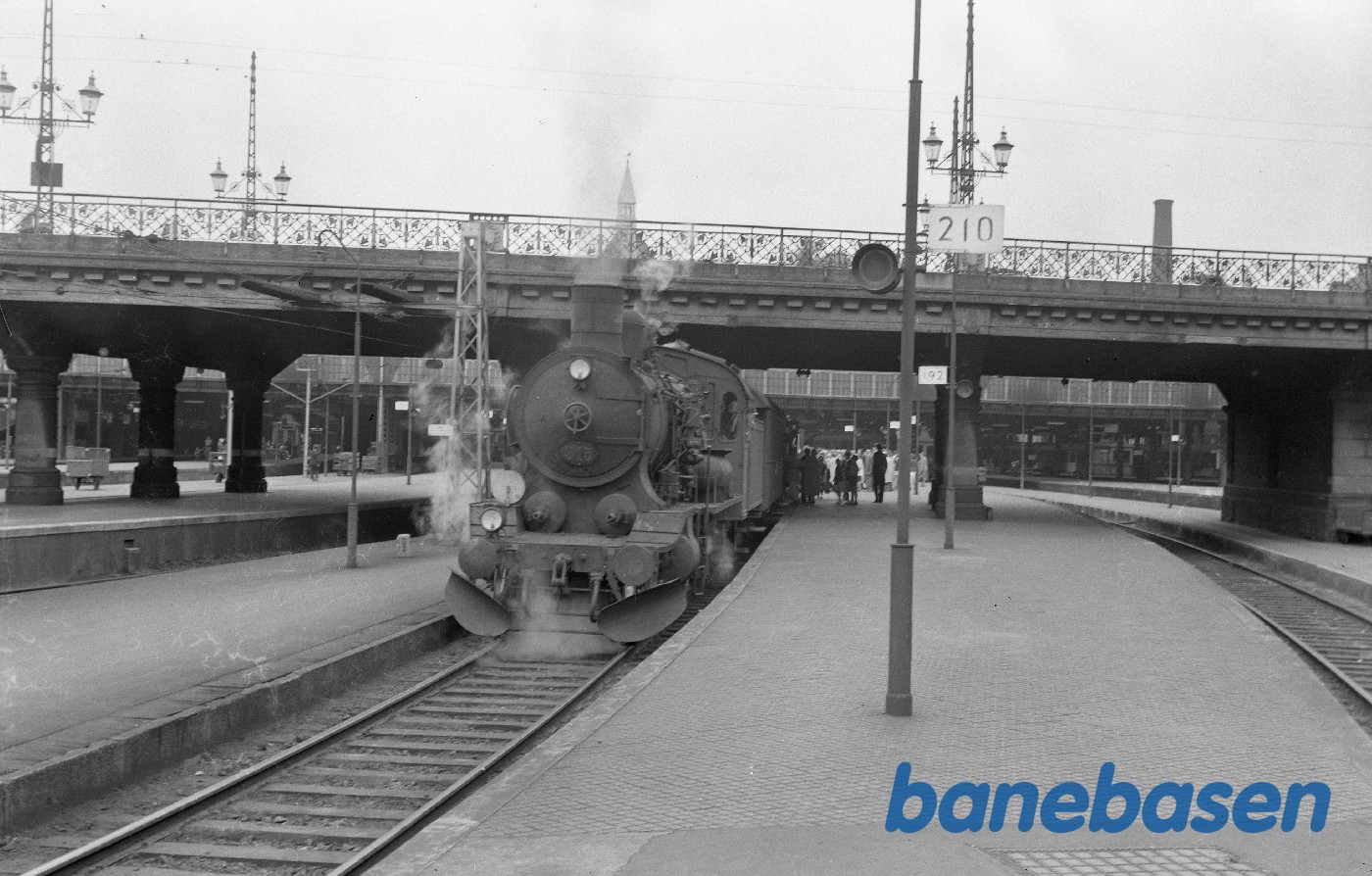 Damplokomotiv P 915 med særtog ved perron Damplokomotiv P 915 med særtog ved perron