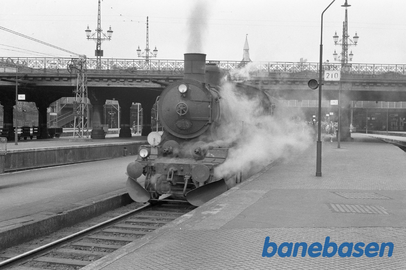 Damplokomotiv P 915 med særtog ved perron Damplokomotiv P 915 med særtog ved perron