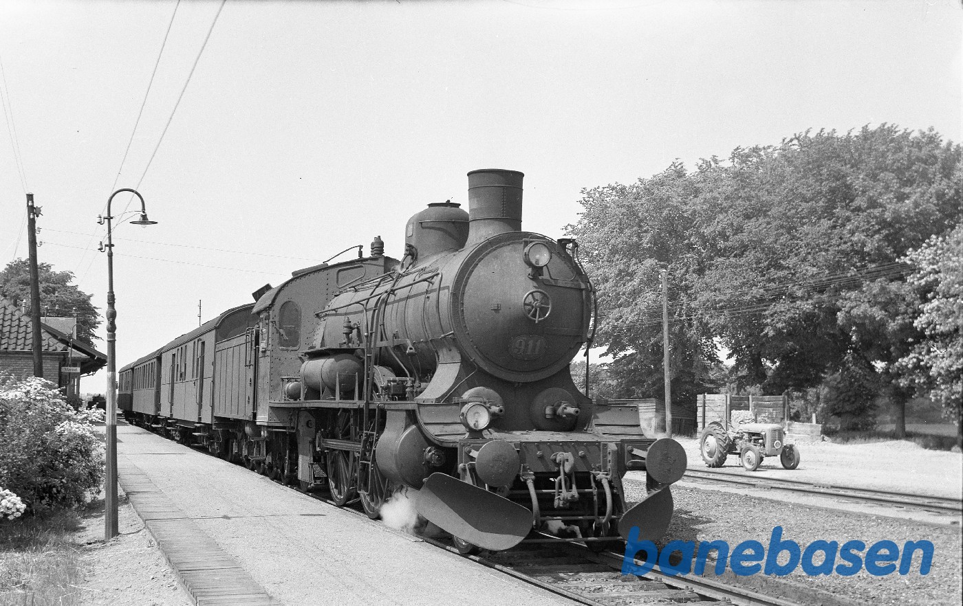 Damplokomotiv P 911 med tog 244 på Svebølle station Damplokomotiv P 911 med tog 244 på Svebølle station