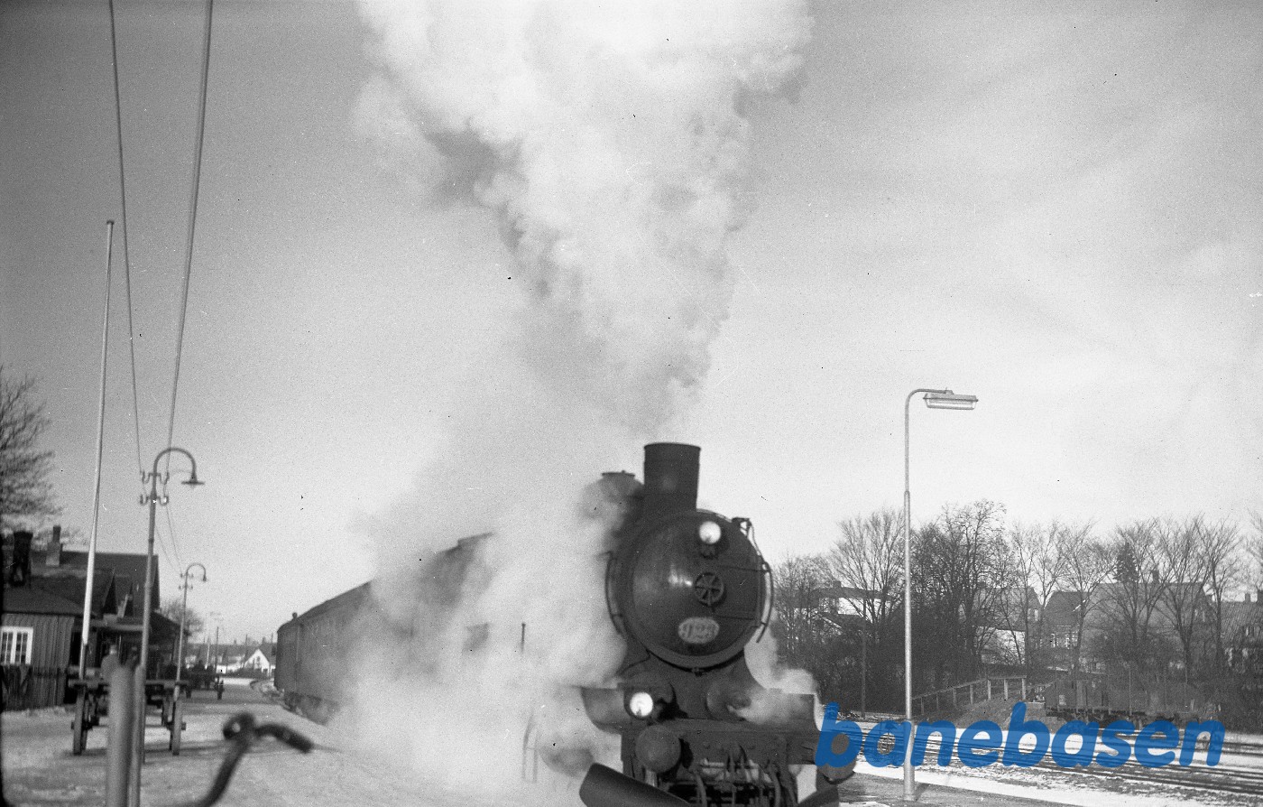 Damplokomotiv P 923 med persontog på Svebølle station Damplokomotiv P 923 med persontog på Svebølle station