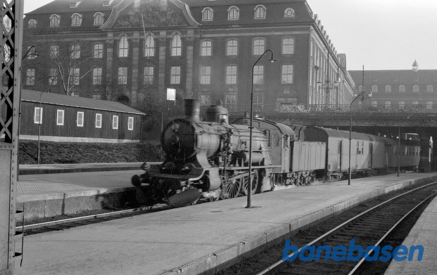 Damplokomotiv litra P med persontog under indkørsel på København H Damplokomotiv litra P med persontog under indkørsel på København H