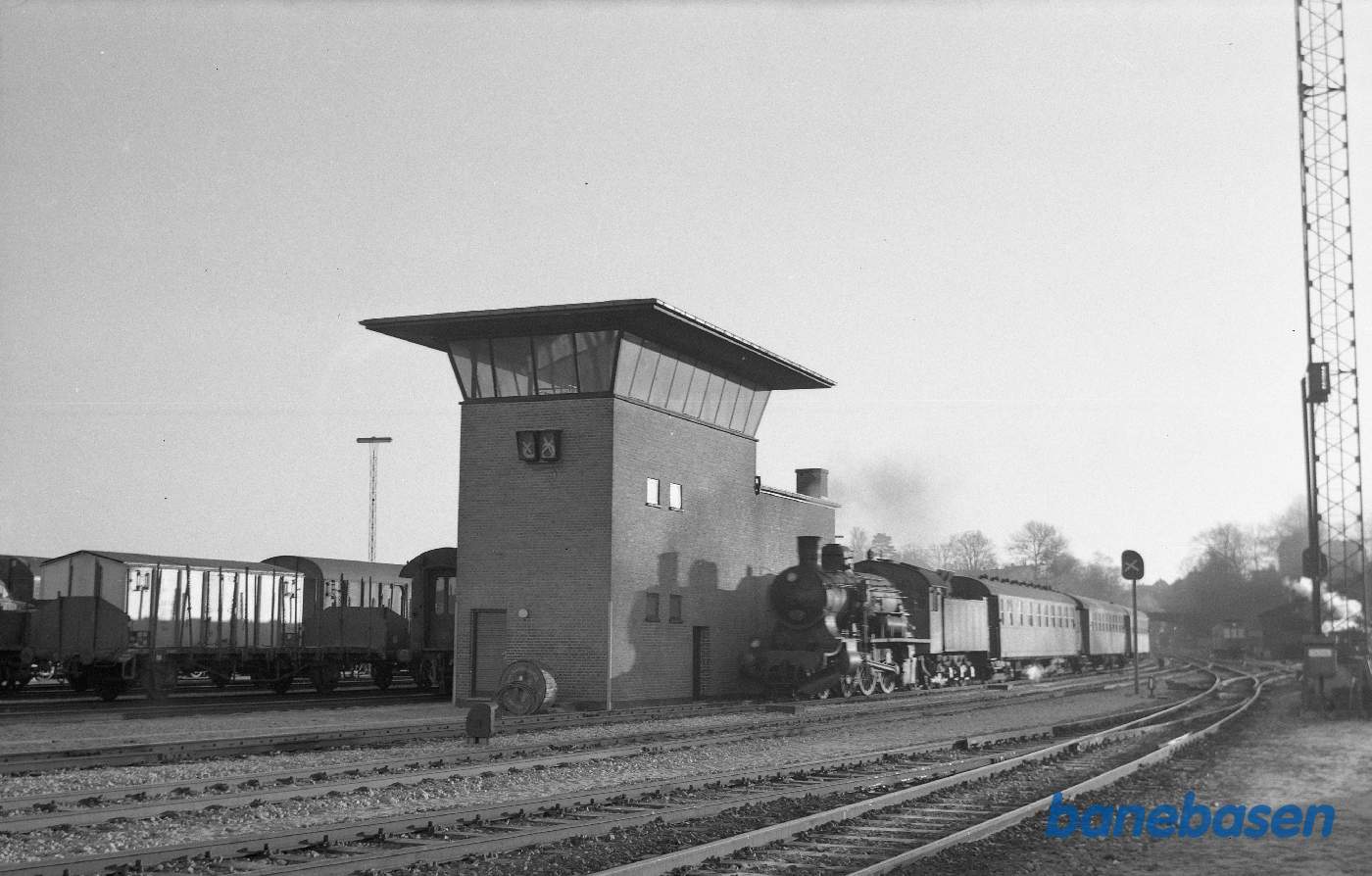 Damplokomotiv Litra P med tog 453 under indkørsel i Helsingør Damplokomotiv Litra P med tog 453 under indkørsel i Helsingør