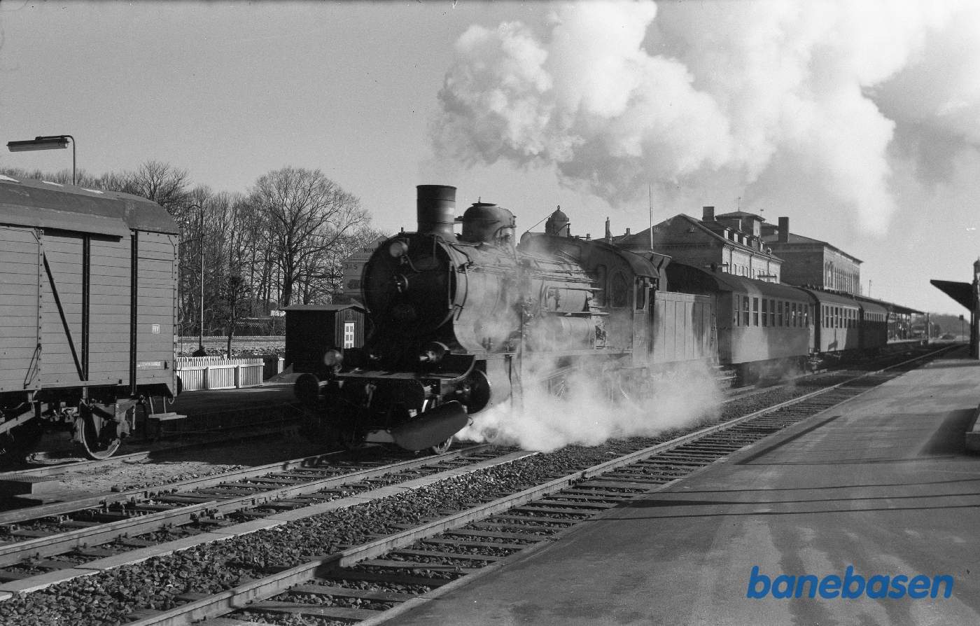 P 909 med tog 227 P 909 med tog 227