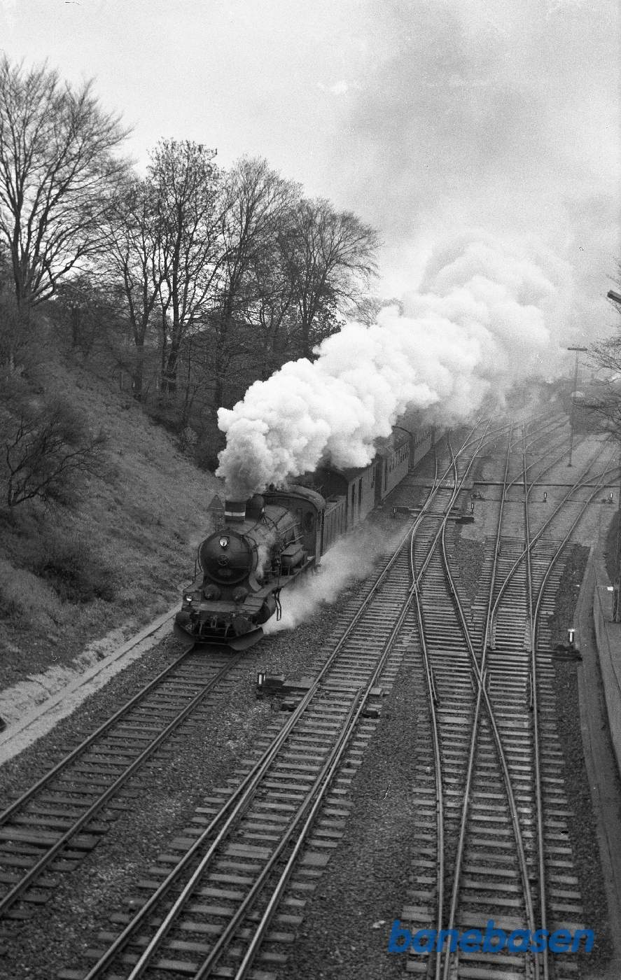 P 928 med tog 408 under udkørsel