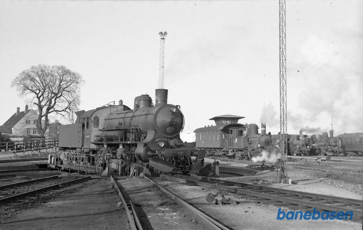 P 909 på drejeskiven, i baggr. 2 F og 1 D-maskine