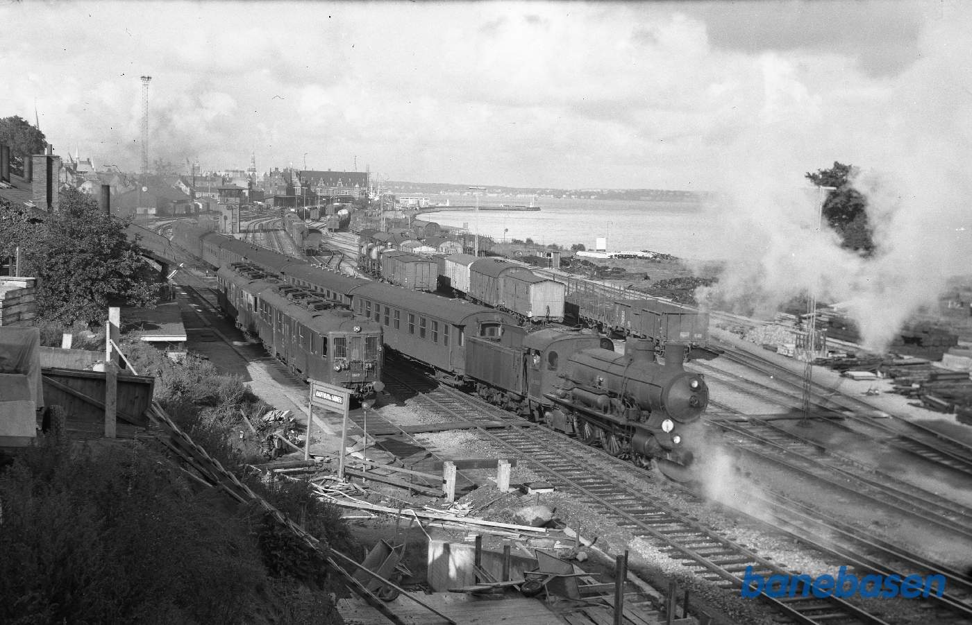 Vue over Helsingør station, MO 1842, P 909 med særtog Vue over Helsingør station, MO 1842, P 909 med særtog