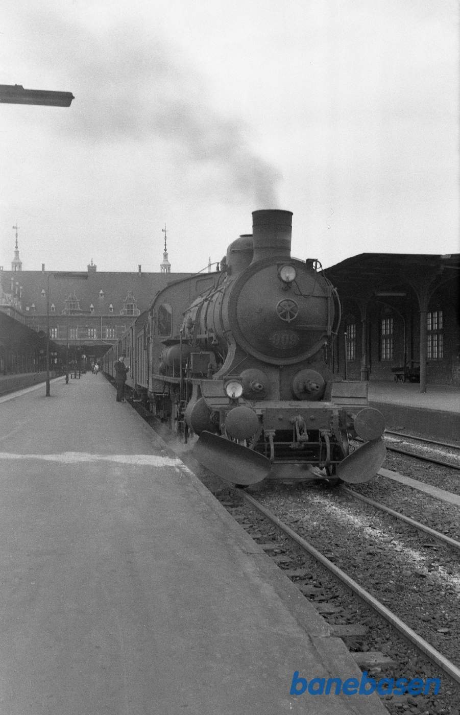 P 909 med persontog ved perron