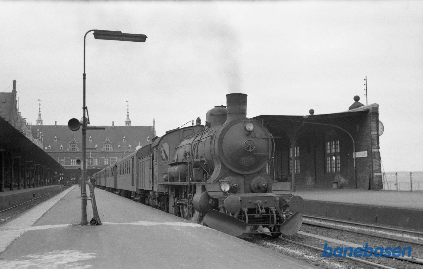 P 909 med persontog ved perron