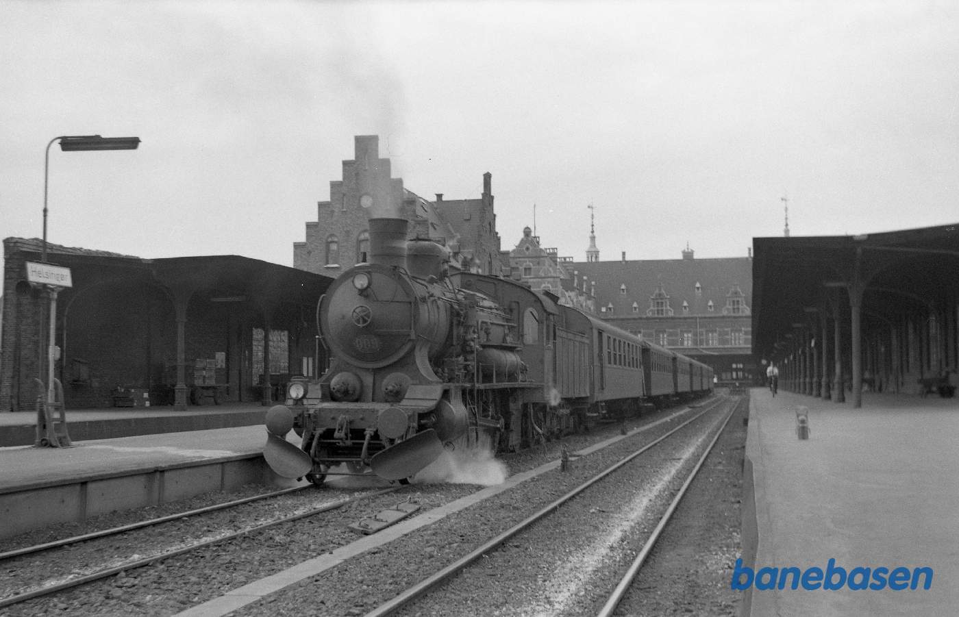 P 909 med persontog ved perron