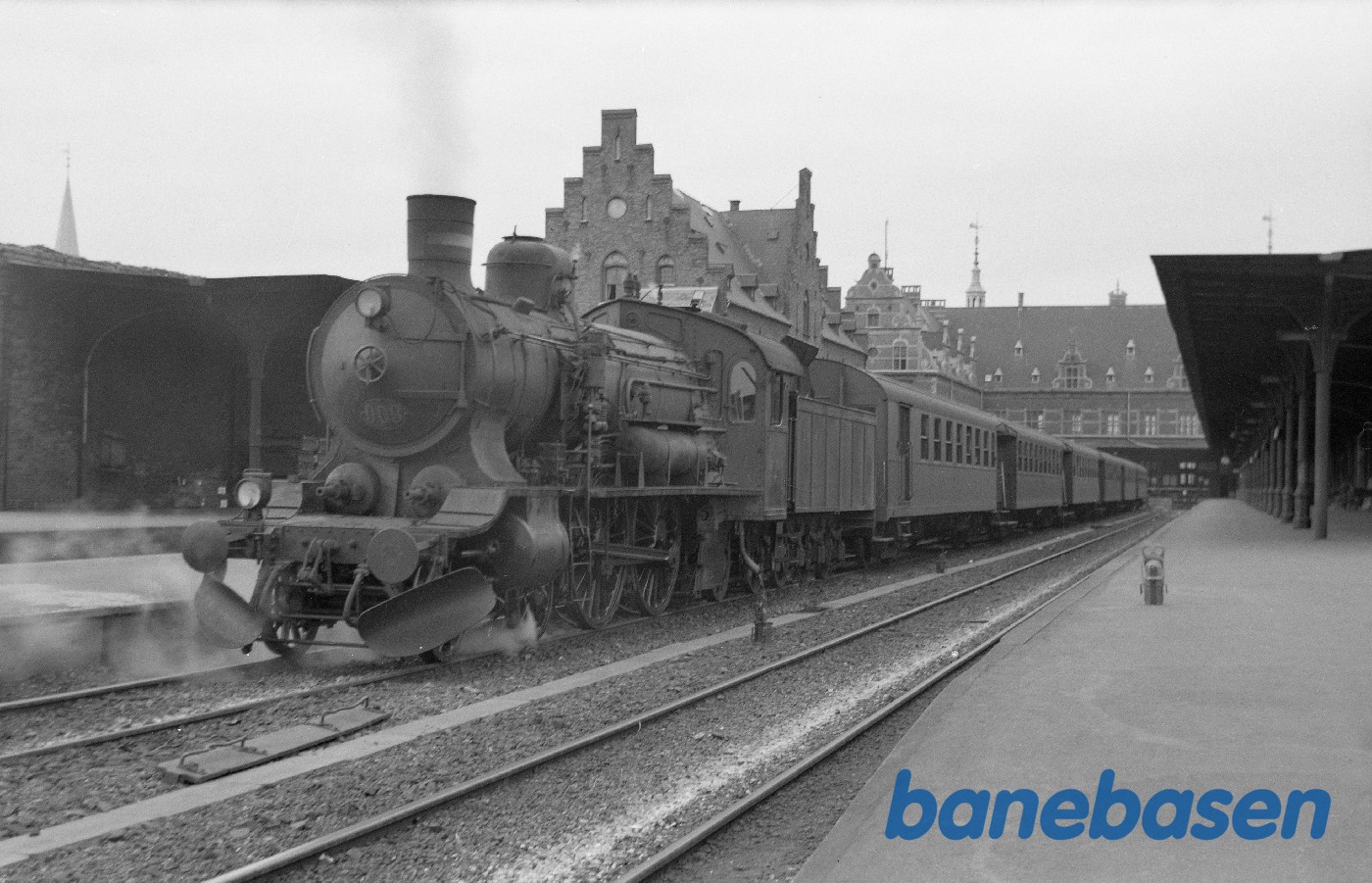 P 909 med persontog ved perron P 909 med persontog ved perron