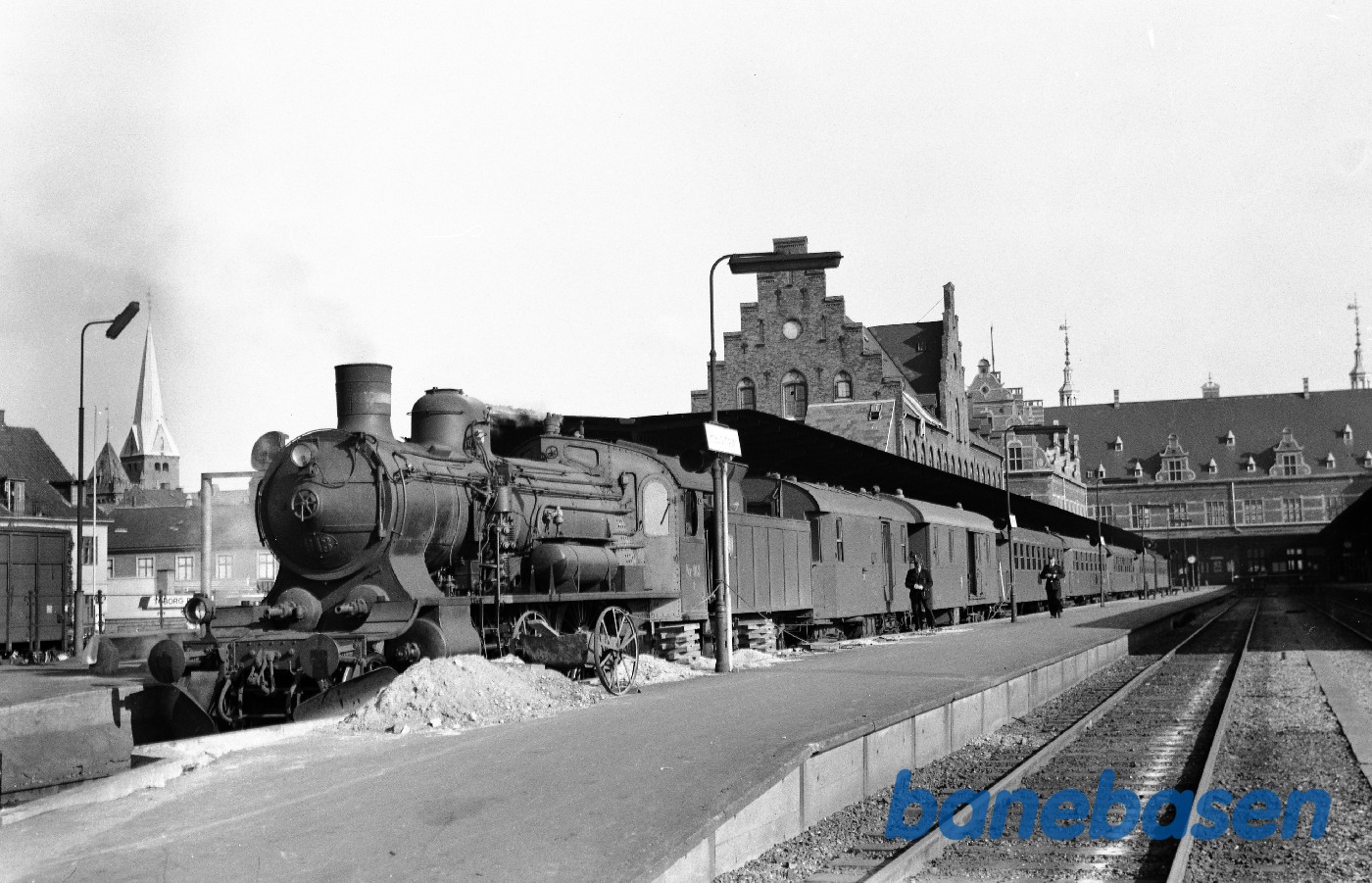 P 913 med persontog ved perron (med bl.a. SJ-postvogn) P 913 med persontog ved perron (med bl.a. SJ-postvogn)