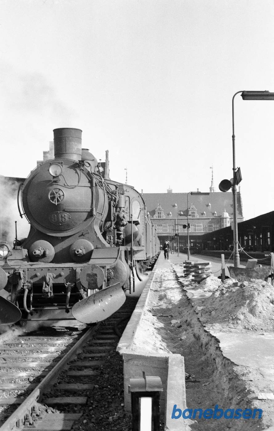 P 913 med persontog ved perron (med bl.a. SJ-postvogn) P 913 med persontog ved perron (med bl.a. SJ-postvogn)