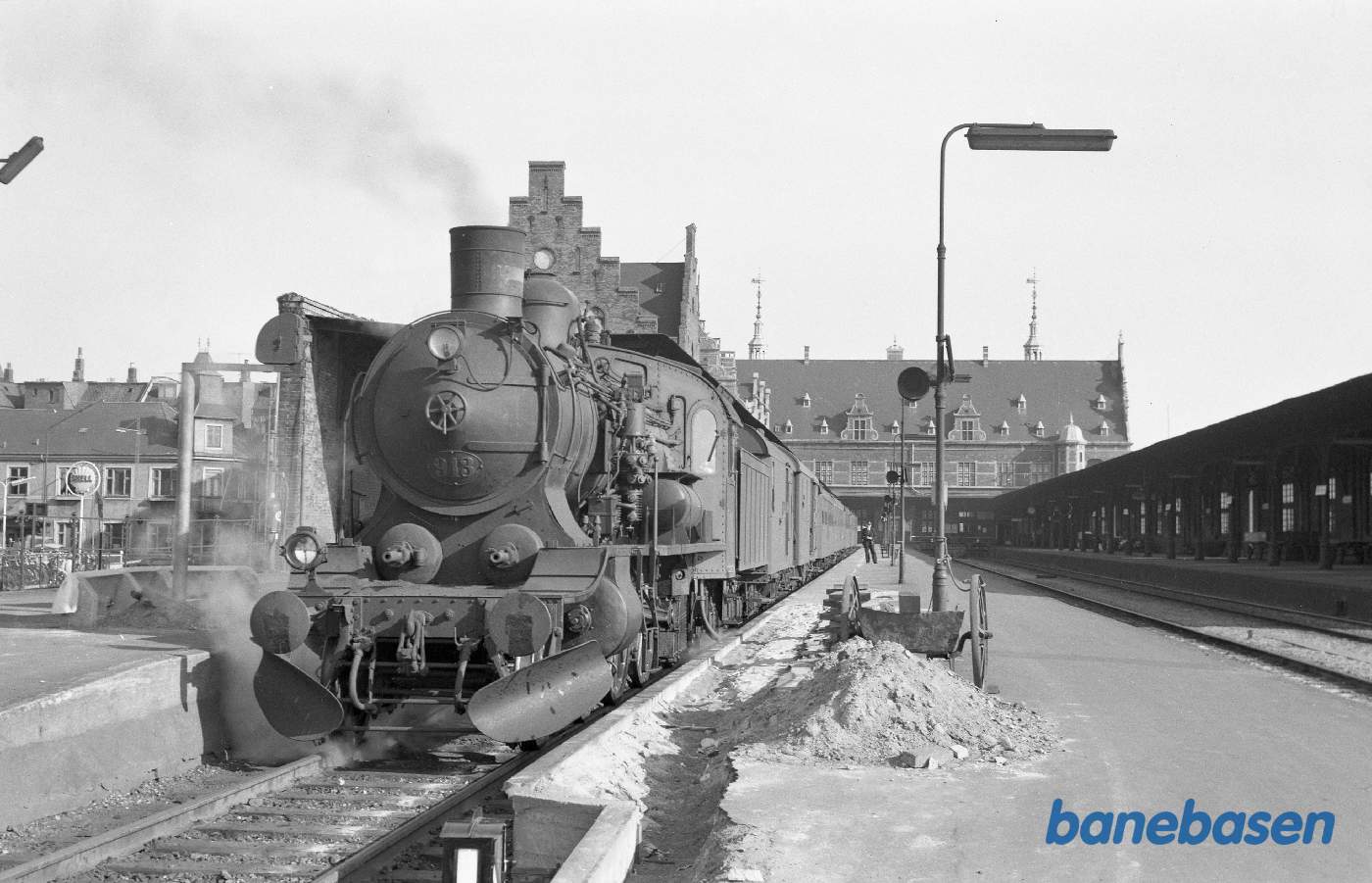 P 913 med persontog ved perron (med bl.a. SJ-postvogn)