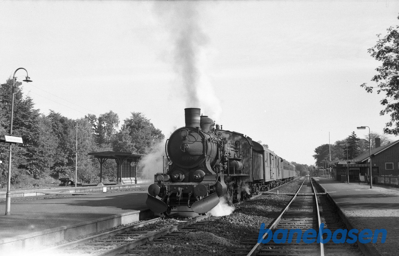 P 909 med tog 434 (med bl.a. SJ-postvogn) P 909 med tog 434 (med bl.a. SJ-postvogn)