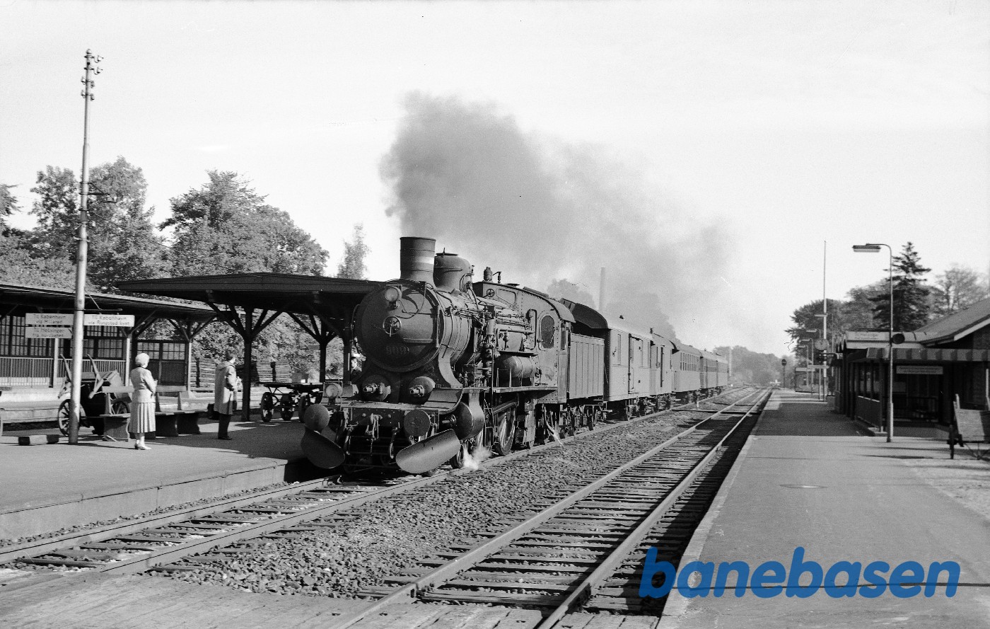 P 909 med tog 434 (med bl.a. SJ-postvogn) P 909 med tog 434 (med bl.a. SJ-postvogn)