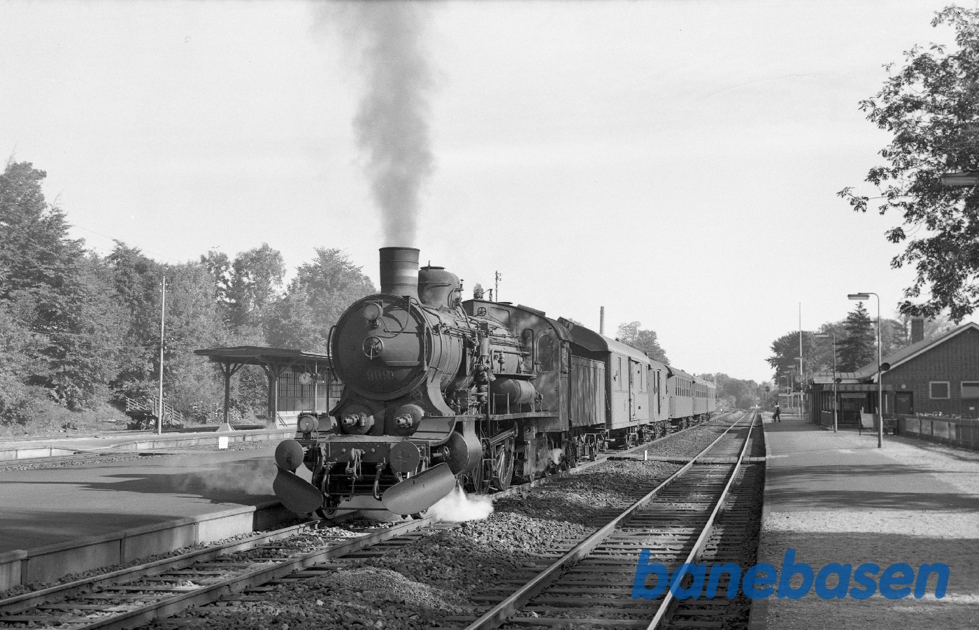 P 909 med tog 434 (med bl.a. SJ-postvogn) P 909 med tog 434 (med bl.a. SJ-postvogn)