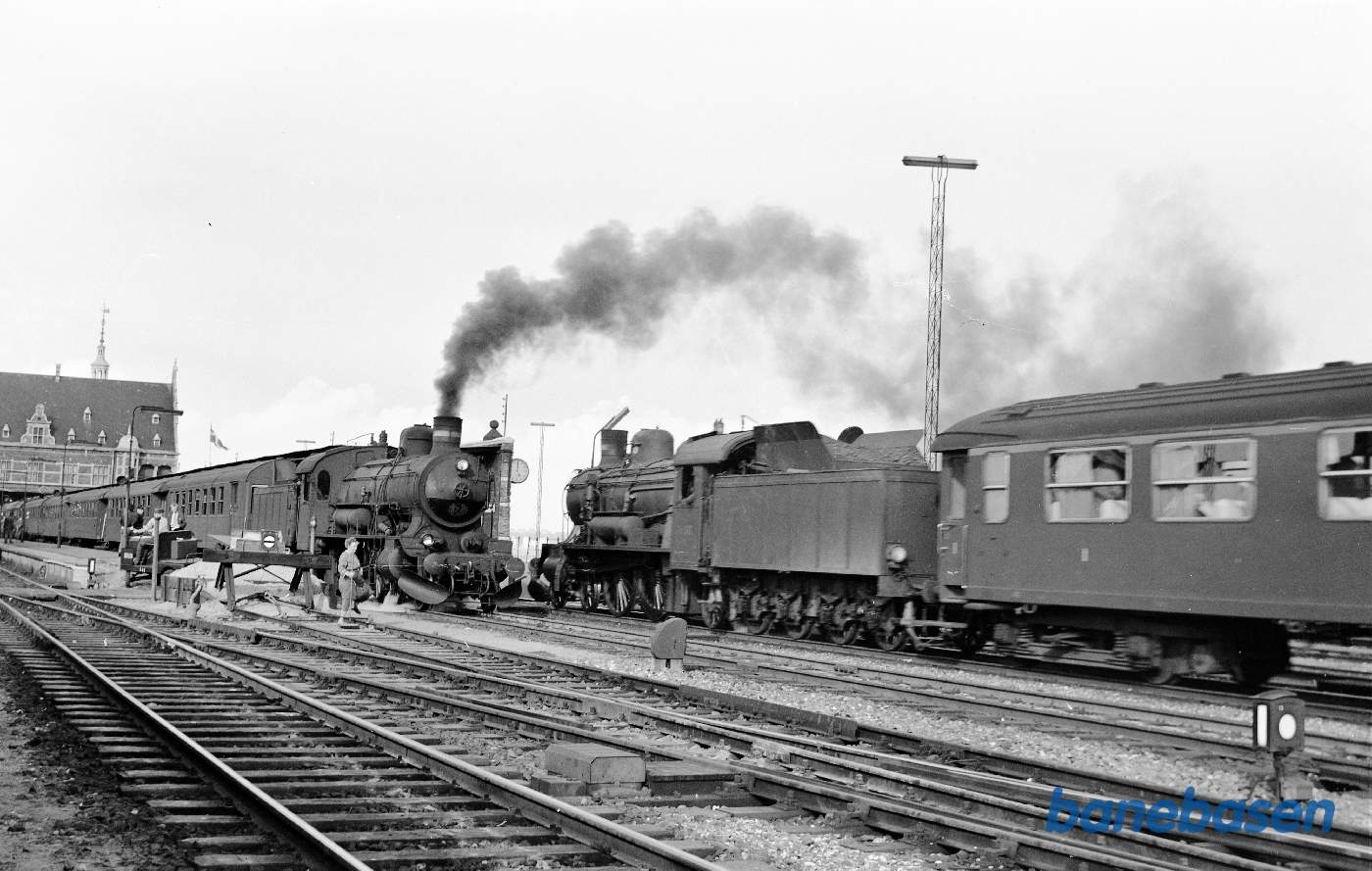 P 928 med tog 464 klar til afgang, P-maskine ankommer med persontog